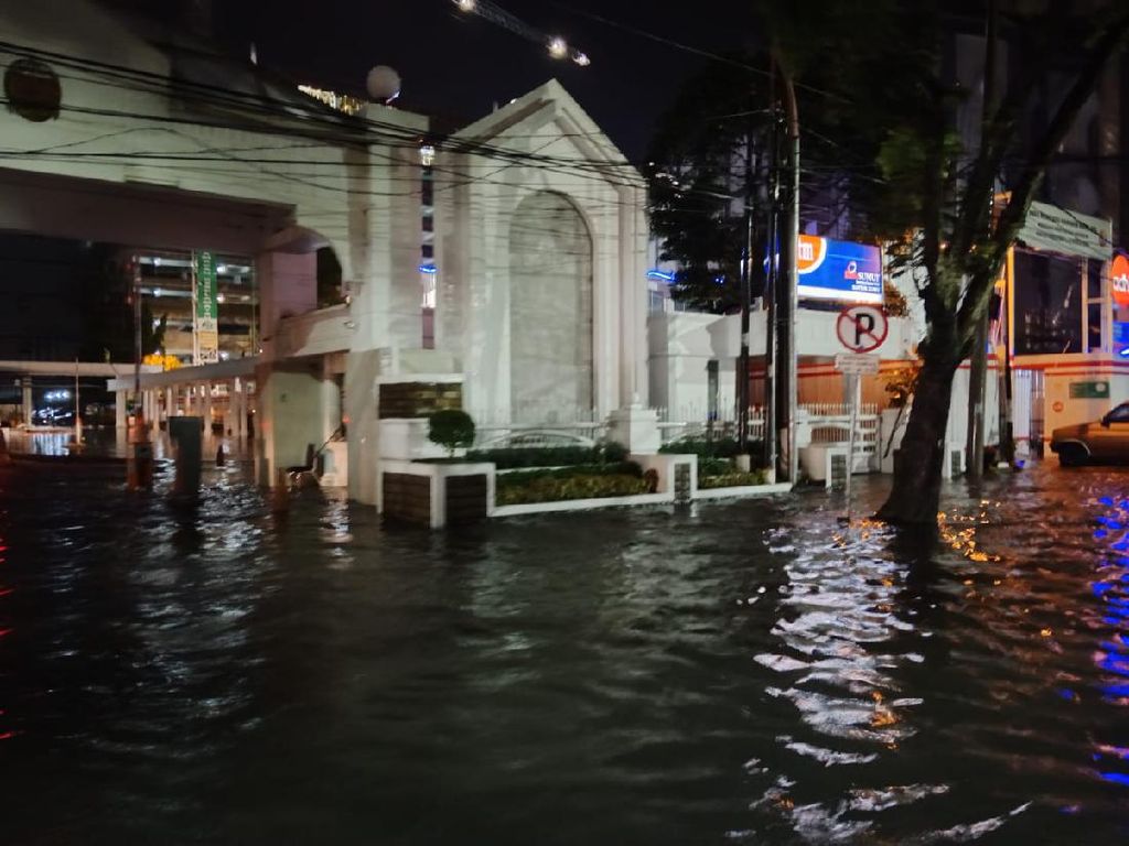 Dear Bang Bobby, Jalan Diponegoro Depan Kantor Gubsu Terendam Banjir