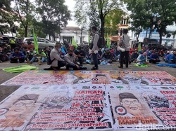 Minta UMK 2022 Naik 10%, Sejumlah Buruh Geruduk Kantor Walkot Bandung