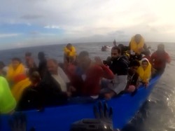 Dramatis! Evakuasi 107 Migran yang Terombang-ambing di Laut Mediterania