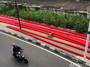 Duh, Trotoar di Cempaka Putih Jadi Parkiran Pipa Drainase