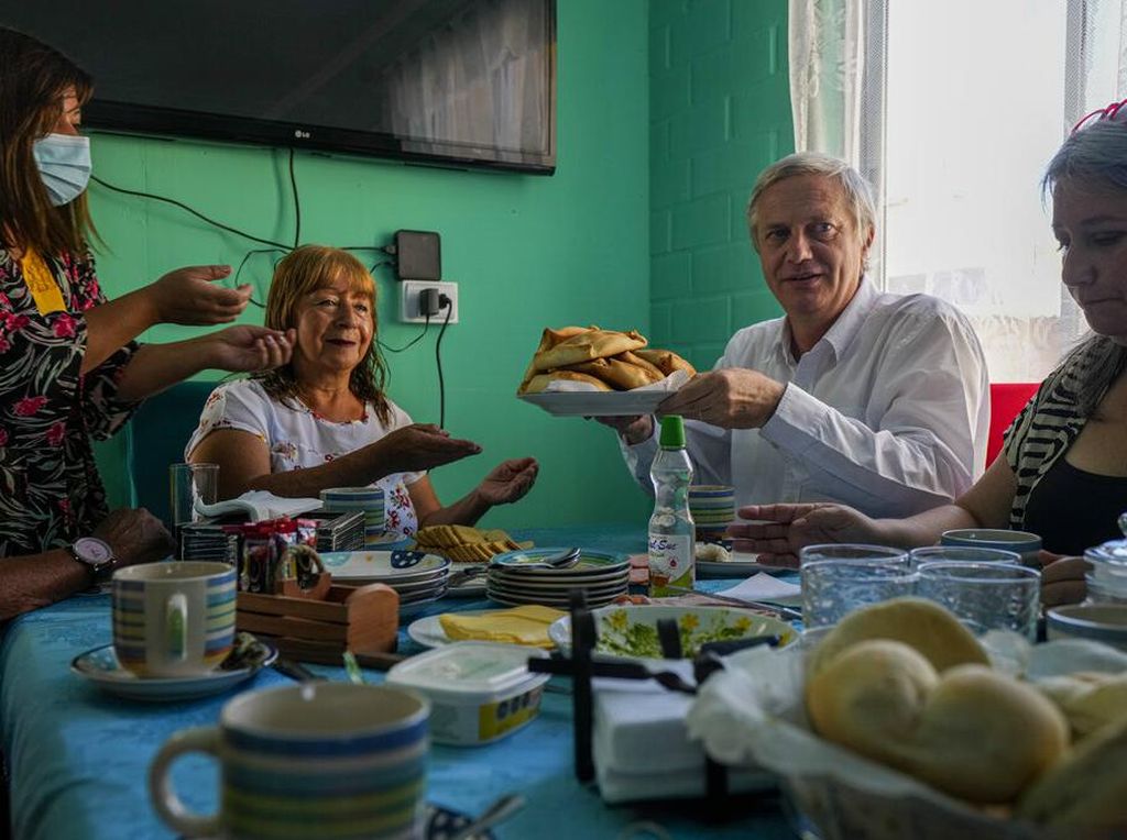 Gaya Capres Chili, Sarapan Bersama di Rumah Warga