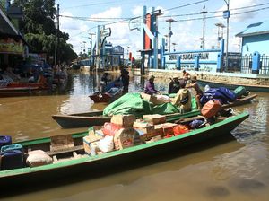 Geliat Pasar Sungai Durian Saat Banjir Sintang Berangsur Surut Geliat Pasar Sungai Durian Saat Banjir Sintang Berangsur Surut