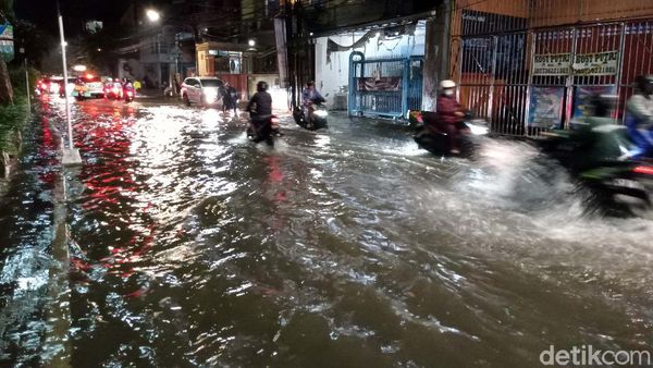 Hujan 2 Jam, Jalan di Surabaya Banjir