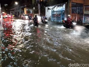 Hujan 2 Jam, Jalan di Surabaya Banjir