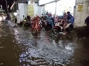 Hujan Deras Guyur Surabaya, Puluhan Motor Mogok-Mobil Ikut Terendam Hujan Deras Guyur Surabaya, Puluhan Motor Mogok-Mobil Ikut Terendam