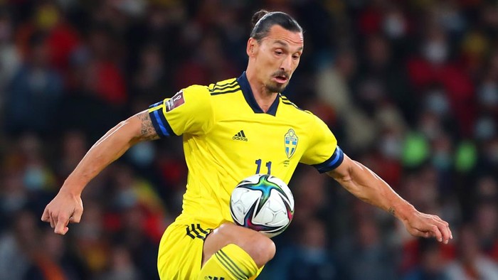 SEVILLE, SPAIN - NOVEMBER 14: Zlatan Ibrahimovic of Sweden controls the ball during the 2022 FIFA World Cup Qualifier match between Spain and Sweden at Estadio de La Cartuja on November 14, 2021 in Seville, . (Photo by Fran Santiago/Getty Images)