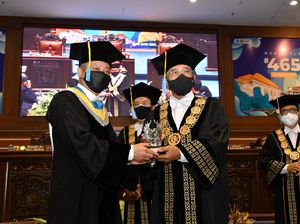 Ignasius Jonan Terima Gelar Doktor Honoris Causa dari Unair Ignasius Jonan Terima Gelar Doktor Honoris Causa dari Unair