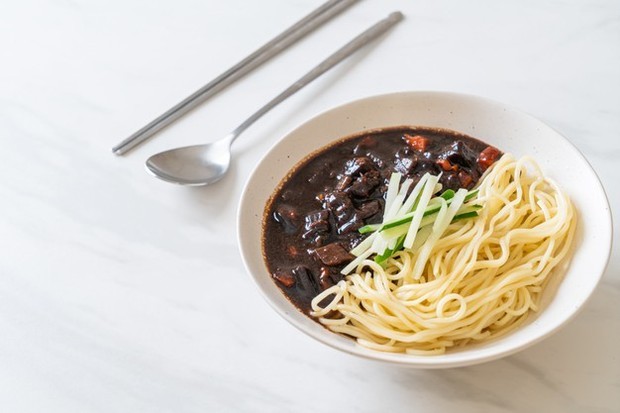 Jajangmyeon menjadi salah satu makanan Korea yang banyak digemari/Foto: Freepik.com/Topntp26