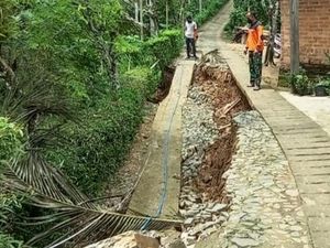 Jalan Amblas di Trenggalek Putus Akses Kampung