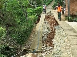 Jalan Amblas di Trenggalek Putus Akses Kampung