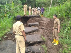 Tanah Gerak di Kandangserang Pekalongan, Jalan Ambles Terbelah-belah