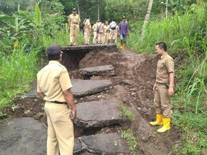 Tanah Gerak di Kandangserang Pekalongan, Jalan Ambles Terbelah-belah Tanah Gerak di Kandangserang Pekalongan, Jalan Ambles Terbelah-belah