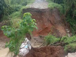 Jembatan di Dolok Merawan Sergai Putus Diterjang Banjir