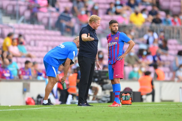 Jordi Alba KOeman BARCELONA, SPAIN - AUGUST 29: Ronald Koeman, Head Coach of FC Barcelona interacts with Jordi Alba of FC Barcelona during the La Liga Santander match between FC Barcelona and Getafe CF at Camp Nou on August 29, 2021 in Barcelona, Spain. (Photo by David Ramos/Getty Images)