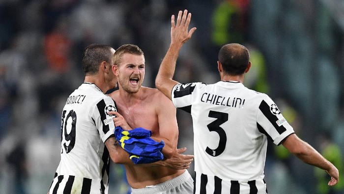 TURIN, ITALY - SEPTEMBER 29: Leonardo Bonucci, Matthijs de Ligt and Giorgio Chiellini of Juventus celebrate their sides victory after the UEFA Champions League group H match between Juventus and Chelsea FC at the Juventus Stadium on September 29, 2021 in Turin, Italy. (Photo by Valerio Pennicino/Getty Images)