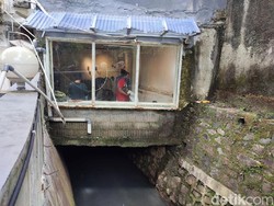 Segera Dibongkar, Kafe di Atas Saluran Air Kemang Mulai Dikosongkan