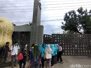 Pabrik PT Dua Kelinci Pati Kebakaran, Karyawan Dievakuasi ke Luar Pagar Pabrik PT Dua Kelinci Pati Kebakaran, Karyawan Dievakuasi ke Luar Pagar