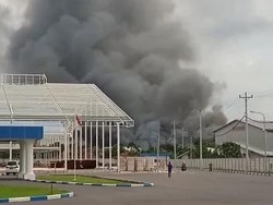 Kebakaran di Pabrik Dua Kelinci Pati, Asap Hitam Membubung