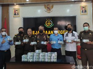 Uang Rp 1,4 M Disita dari Koruptor Kredit Usaha Peternakan Sapi di Jombang Uang Rp 1,4 M Disita dari Koruptor Kredit Usaha Peternakan Sapi di Jombang