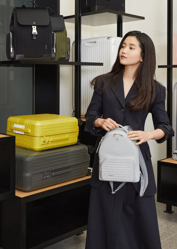 Kim Tae Ri di RIMOWA Cheongdam/ Foto: Kim Tae Ri berkunjung ke pusat RIMOWA di Cheongdam