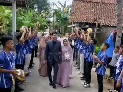 Pernikahan Pemain Voli Ini Viral, Pengantinnya Disambut Lemparan Bola Voli