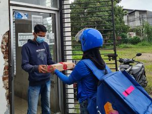 Cerita Kurir Paket Wanita: Saya Merasa Pekerjaan Saya Berarti Cerita Kurir Paket Wanita: Saya Merasa Pekerjaan Saya Berarti