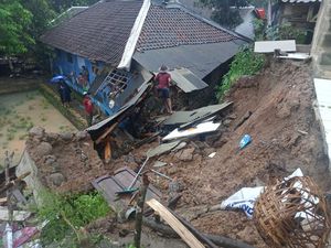 3 Rumah Petani Rusak Diterjang Longsor di Panggarangan 3 Rumah Petani Rusak Diterjang Longsor di Panggarangan