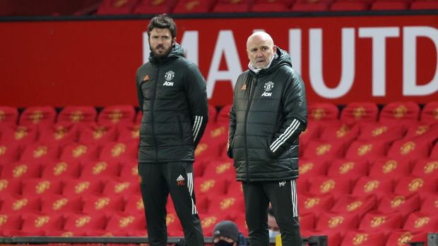 MANCHESTER, ENGLAND - MARCH 14: (L - R) Michael Carrick and Mike Phelan, First Team Coaches of Manchester United look on during the Premier League match between Manchester United and West Ham United at Old Trafford on March 14, 2021 in Manchester, England. Sporting stadiums around the UK remain under strict restrictions due to the Coronavirus Pandemic as Government social distancing laws prohibit fans inside venues resulting in games being played behind closed doors. (Photo by Clive Brunskill/Getty Images)