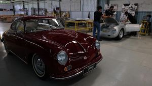 Melihat Produksi Replika Mobil Klasik di Tuksedo Studio