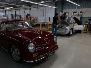 Melihat Produksi Replika Mobil Klasik di Tuksedo Studio