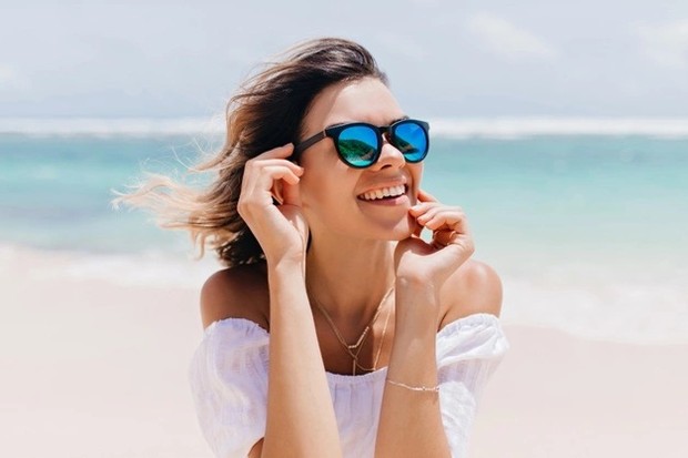 Memakai kacamata/ Foto: Freepik.com Memakai kacamata/ Foto: Freepik.com