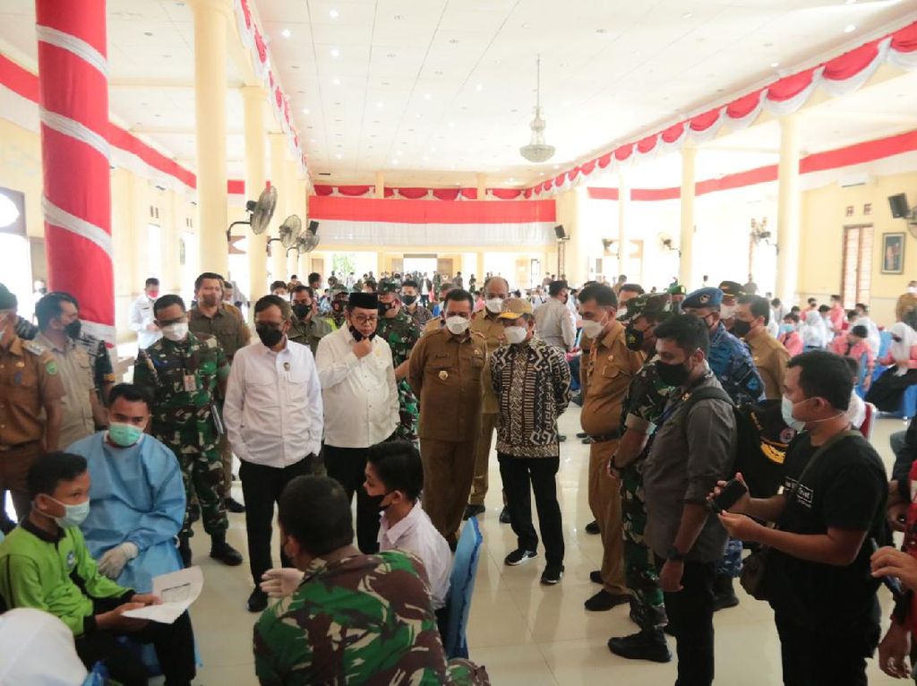 Tinjau Vaksinasi di Natuna, Mahfud Ingatkan Tak Euforia Saat Libur Nataru Tinjau Vaksinasi di Natuna, Mahfud Ingatkan Tak Euforia Saat Libur Nataru