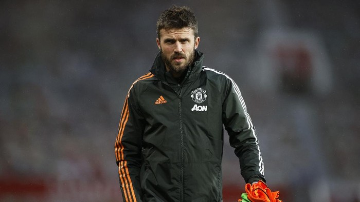 MANCHESTER, ENGLAND - NOVEMBER 01: Michael Carrick, Manchester United assistant coach looks on prior to the Premier League match between Manchester United and Arsenal at Old Trafford on November 01, 2020 in Manchester, England. Sporting stadiums around the UK remain under strict restrictions due to the Coronavirus Pandemic as Government social distancing laws prohibit fans inside venues resulting in games being played behind closed doors. (Photo by Phil Noble - Pool/Getty Images)