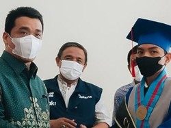 Sambil Kerja Jadi Pasukan Oranye, Rizki Berhasil Lulus Kuliah dan Cumlaude