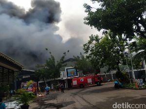 22 Jam Api Tak Padam, Berikut Kronologi Kebakaran Pabrik Dua Kelinci 22 Jam Api Tak Padam, Berikut Kronologi Kebakaran Pabrik Dua Kelinci