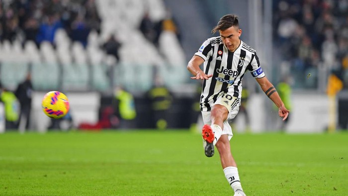 TURIN, ITALY - NOVEMBER 06: Paulo Dybala of Juventus during the Serie A match between Juventus FC and ACF Fiorentina at Allianz Stadium on November 6, 2021 in Turin, Italy. (Photo by Chris Ricco/Getty Images)