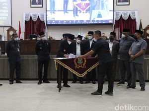 Pemprov-DPRD Banten Sepakati APBD 2022 Rp 12,7 Triliun Pemprov-DPRD Banten Sepakati APBD 2022 Rp 12,7 Triliun