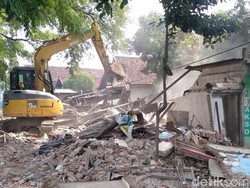 15 Bangunan Liar Dibongkar untuk Pengembangan Stasiun Bangil