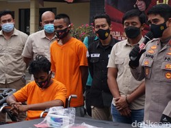 Tepergok Bermesraan, Sejoli Ini Dipaksa Telanjang-Motor dan Ponsel Dirampas