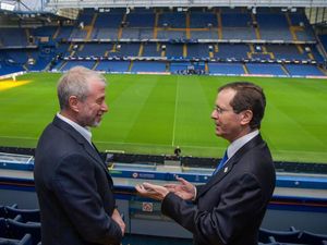 Presiden Israel ke Markas Chelsea, Disambut Roman Abramovich