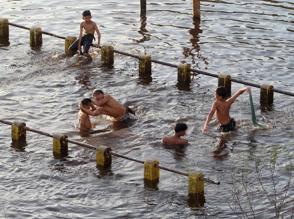 Saat Anak-anak Asyik Main Air di Tengah Banjir Sintang