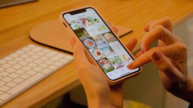 Selain cara berbicara, makan, dan minum, kepribadian seseorang juga bisa dilihat dari postingan Instagram (Kepribadian seseorang di media sosial/Foto: unsplash.com/ Gabrielle Henderson)