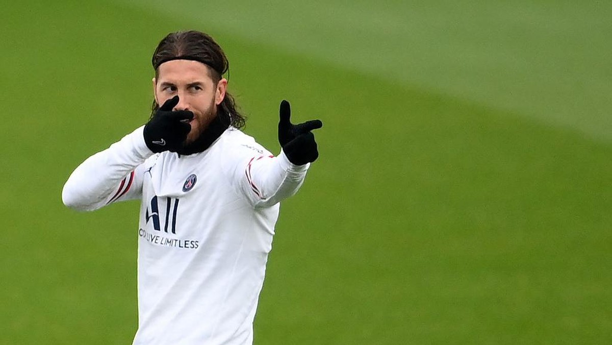 Sergio Ramos masuk skuad PSG untuk menghadapi Manchester City. Akankah debut? (Foto: AFP/FRANCK FIFE)