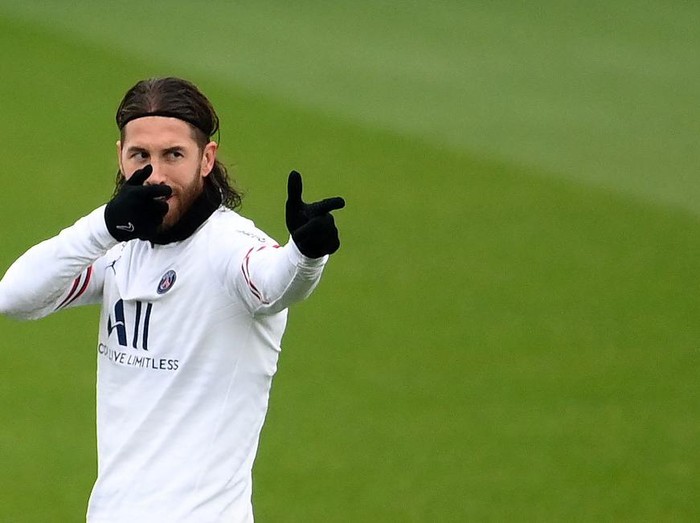 (FILES) In this file photo taken on November 19, 2021, Paris Saint-Germain's Spanish defender Sergio Ramos gestures during a training session at the club's Camp des Loges training ground in Saint-Germain-en-Laye. - Spanish defender Sergio Ramos was called up for the first time in the PSG group to face Manchester City in Champions League on November 24, 2021. The 35-year-old Spaniard hasn't played a minute in his new jersey since being recruited in July, due to recurring calf issues. (Photo by FRANCK FIFE / AFP)