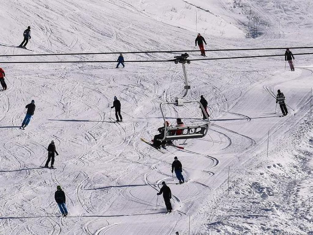 Salju Longsor Bikin 5 Pemain Ski Terperangkap, 1 Orang Meninggal