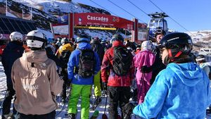 Dibuka Lagi, Ribuan Wisatawan datang ke Resor Ski Prancis
