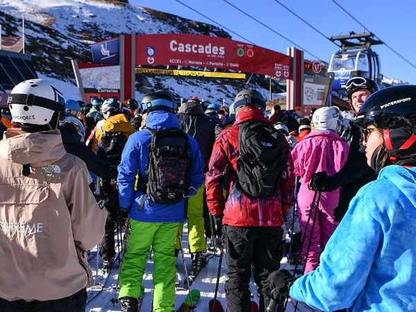 Dibuka Lagi, Ribuan Wisatawan datang ke Resor Ski Prancis