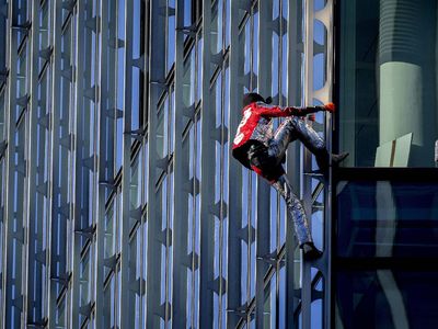Spiderman Beraksi Panjat Gedung Skyper di Jerman