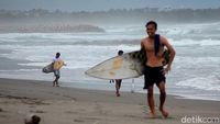 Potret Geliat Surfing di Pangandaran, Trik Gaet Wisman