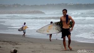 Potret Geliat Surfing di Pangandaran, Trik Gaet Wisman